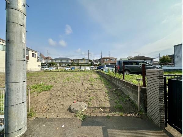 接道はお車の乗り入れも楽々できる広さがございます