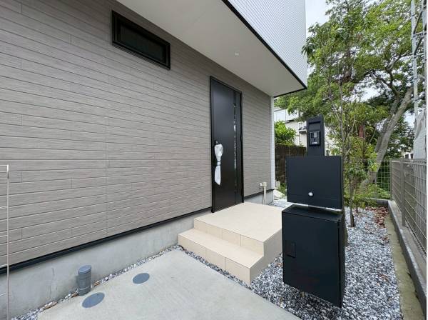 上質な素材感が印象に残るエントランスアプローチ。