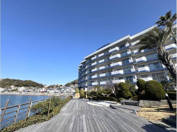 マンション目の前は海です
