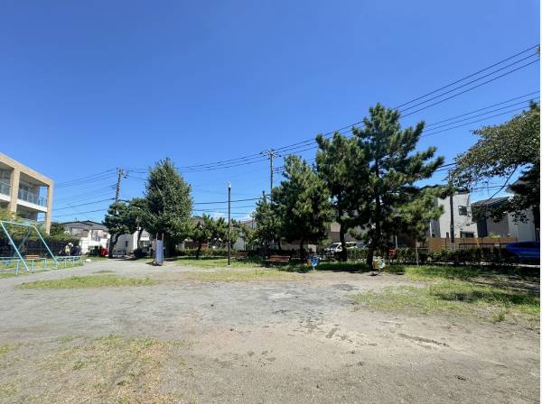 上岡公園まで徒歩5分（約400m）