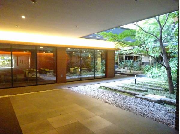 ホテルライクなエントランスホール