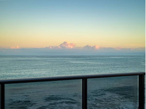 夕暮れに染まる海も、この家の日常のひとつ。