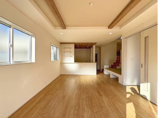 リビングからダイニング、キッチン方向。