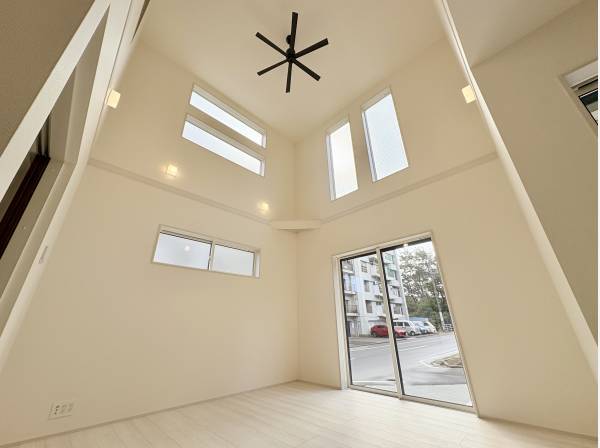 南向き。高窓から光がよく差し込みます。