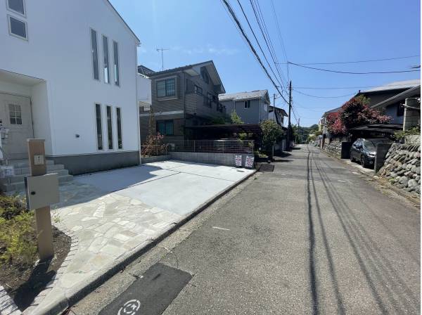 前面道路は約5ｍあり駐車も楽々です