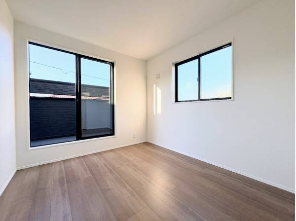 バルコニーへつながる洋室