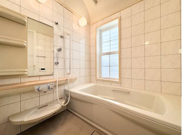 タイル張りでお洒落なバスルーム