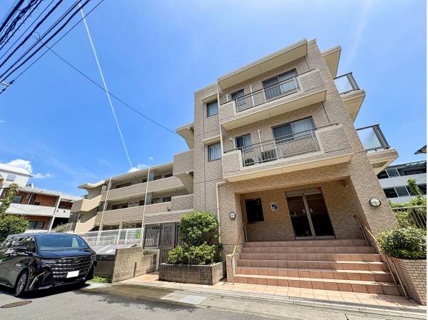 海より歩いて3分の立地に佇む低層マンションの角部屋です