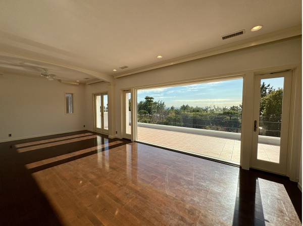 ダイナミックな大きさの窓、その先には松と海の美しいコントラスト