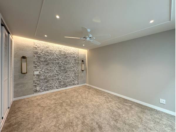 リッチな雰囲気のメインベッドルームからは中庭を望みます