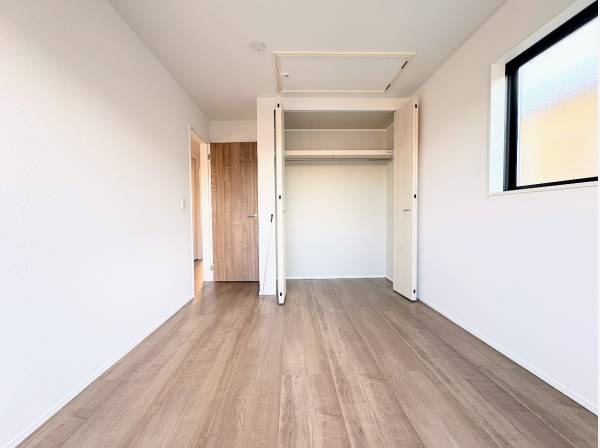 各部屋収納完備の洋室
