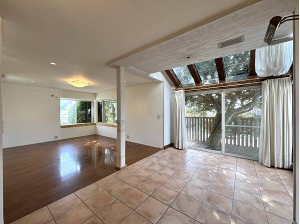 光と緑が溶け合うリビング空間