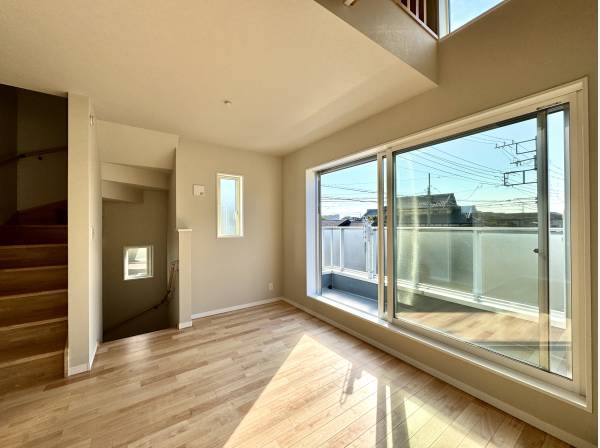 上部吹き抜けのリビングは帖数より広く感じました