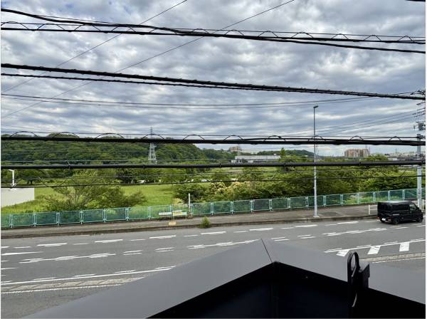 周囲は建物が比較的に少ないため、開放感がございます