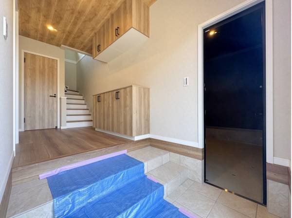 ガレージ直結の出入口が雨の日のお出かけも心弾むスタートに♪