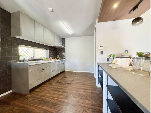 広いキッチンには造作カウンターを配置