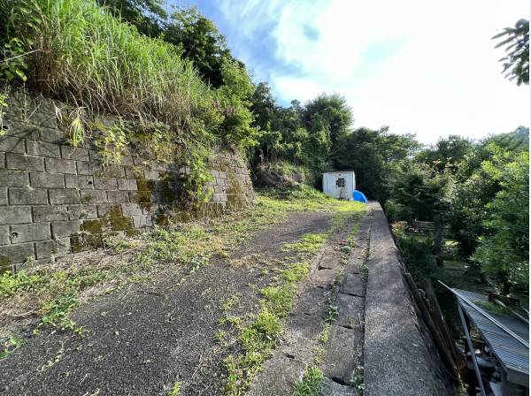 敷地へはここの通路を通ります