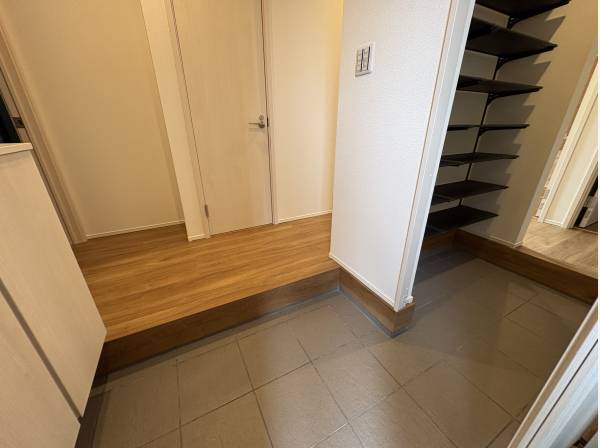 右奥の玄関はお客様が来た時に自分たちが使うことができますよ。