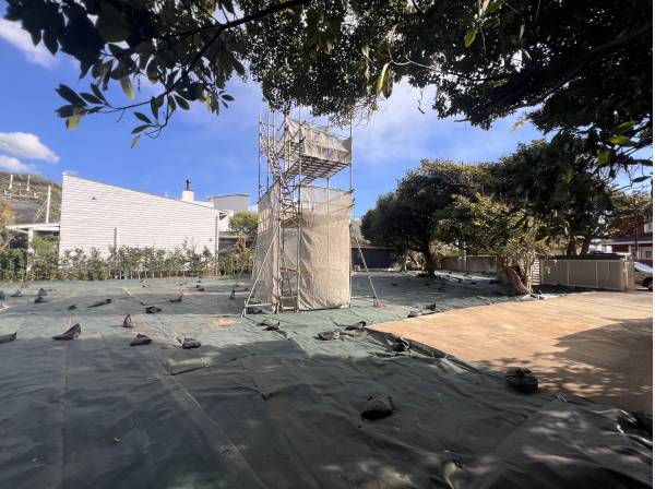 敷地裏手側には江ノ電が走ります