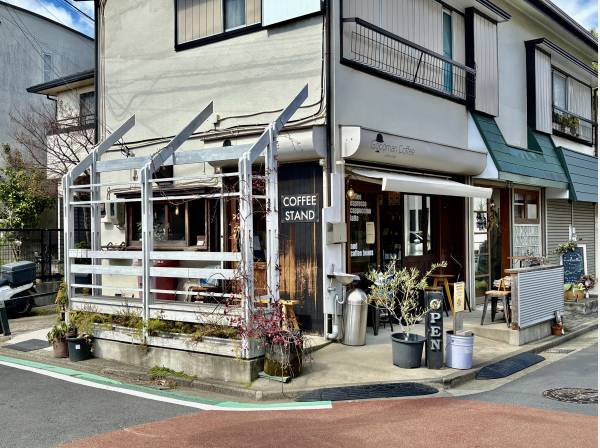 近所のコーヒーショップです。徒歩約4分（約320m）