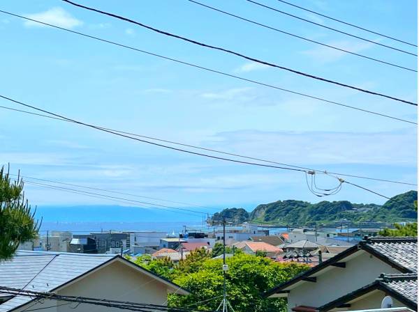 バルコニーからは材木座海岸を望みます♪