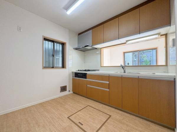 カップボードを置いてもゆとりがありそうなキッチンスペース