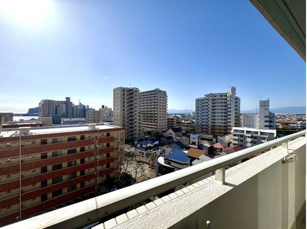 バルコニーからは開放的な眺望です。
