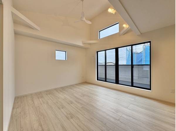 LDKの天井は一部吹き抜けになっており、開放感溢れる空間を演出