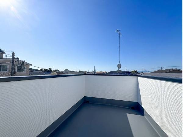 ぜひ屋上へ上がってこの陽射しを体感してください