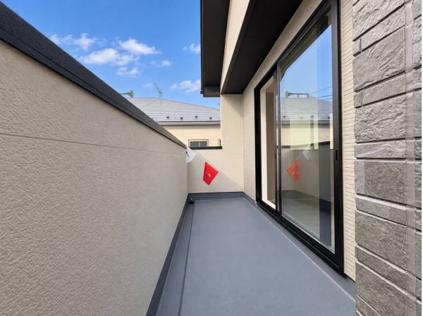 居室から出入りできるバルコニーは外の空気を感じられる暮らしのひとコマ。