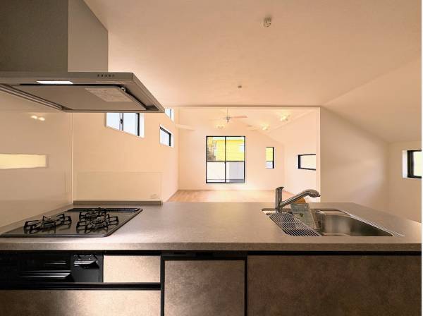 家族の顔が見える対面式キッチン