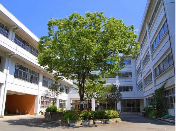 手広中学校まで徒歩8分（約639m）