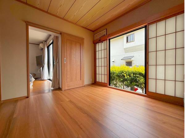 心がホッと凪ぐ和の趣を感じられる洋室