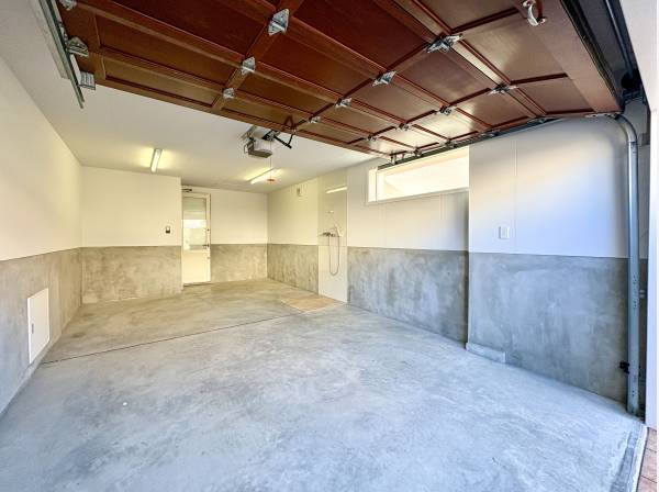 愛車を守るガレージ。車は計３台駐車可能です