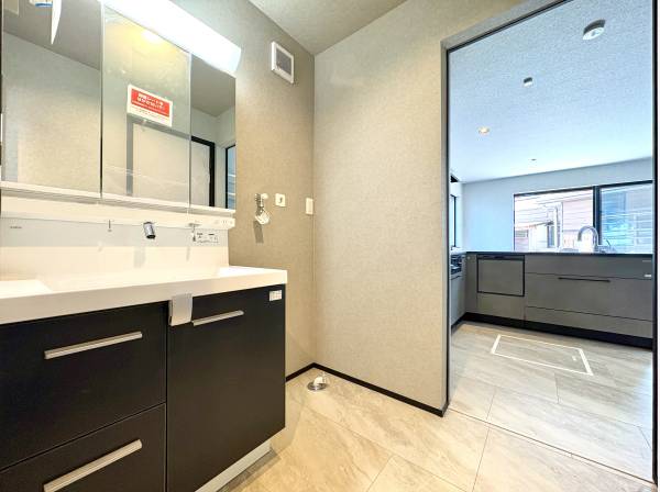 パウダールームです。キッチンと玄関へ繋がる回遊動線です。