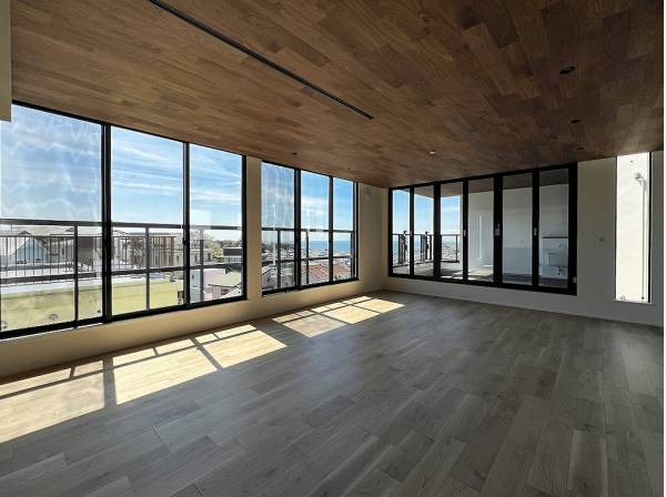 窓の先に広がるパノラマ景色を堪能できる開放的なリビング