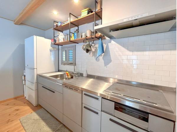 可愛らしい小窓が付いたキッチンスペースには対面式の作業台を完備