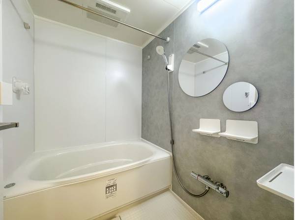 キリっとしたバスルームに丸ミラーが柔らかさをプラス