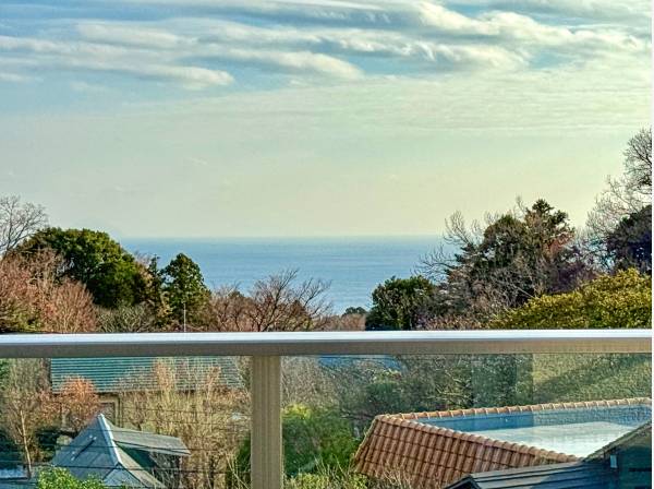 ２階のルーフバルコニーからは海を遠望します