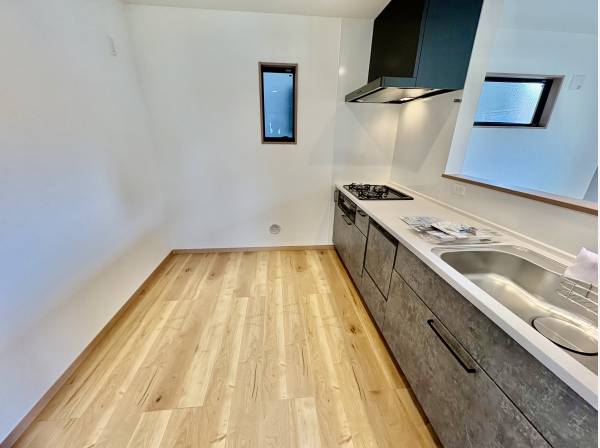 キッチンは広いですよ。