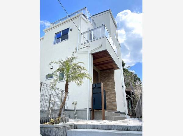 リゾート感のある植栽が出迎える玄関アプローチを