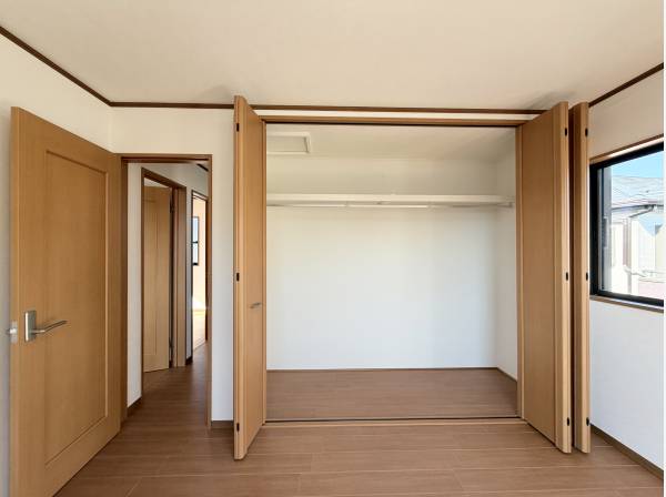 広い収納付き2階洋室６帖