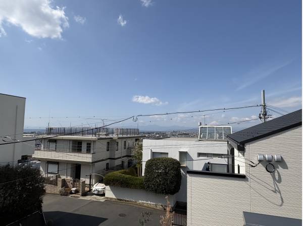ベランダの目の前は開けておりますので、日当たりも眺望も良好です。