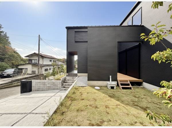 ウッドデッキに繋がるお庭でバーベキューもいいですね！