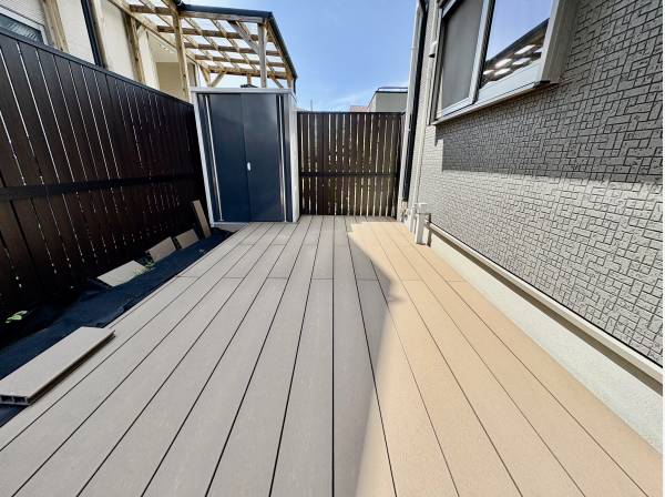 庭には広いウッドデッキがあります！