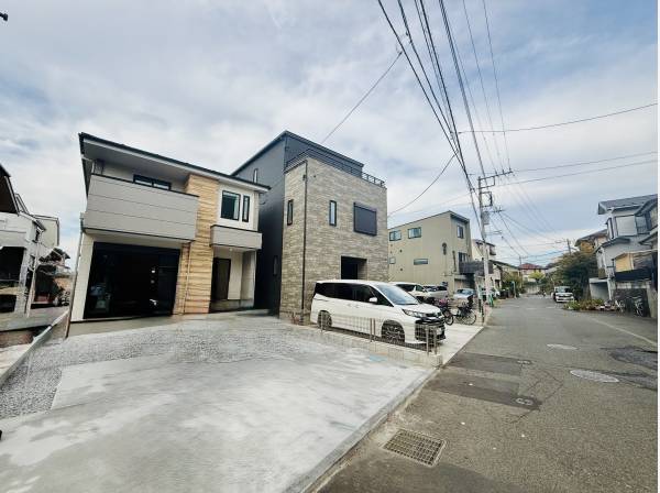 前面道路も広くゆとりある立地