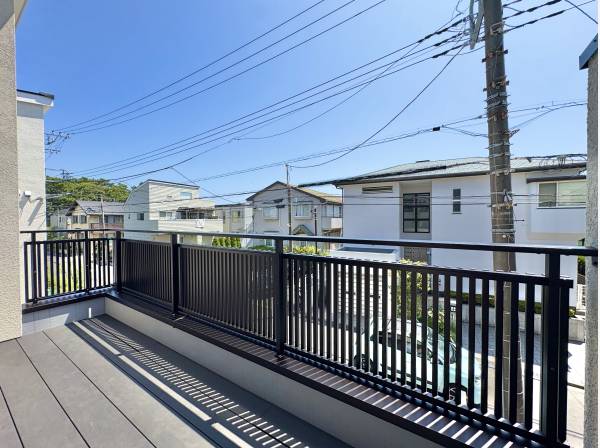 広いバルコニーは開放感があり陽光が差込む明るい空間です