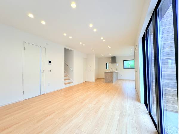 大開口の窓から光が降り注ぐ、家族みんなが自然と集まる大空間