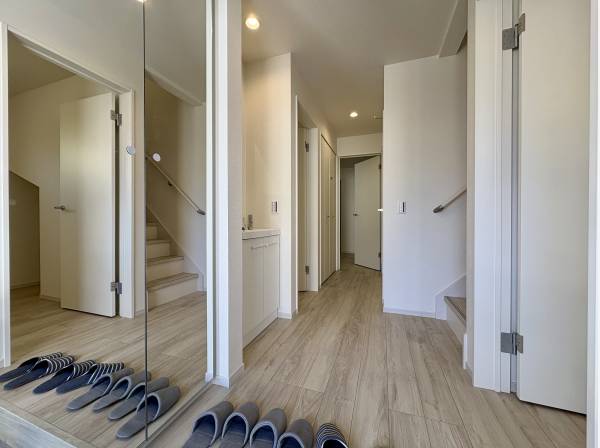 収納たっぷりの玄関