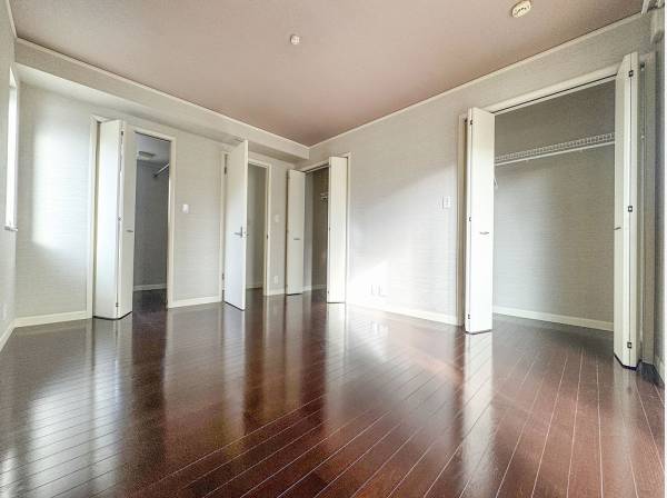 ウォークインクローゼットを備えた主寝室